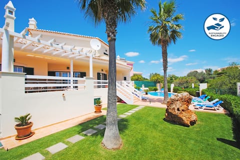Villa with heatable pool, Jacuzzi & BBQ, Armação