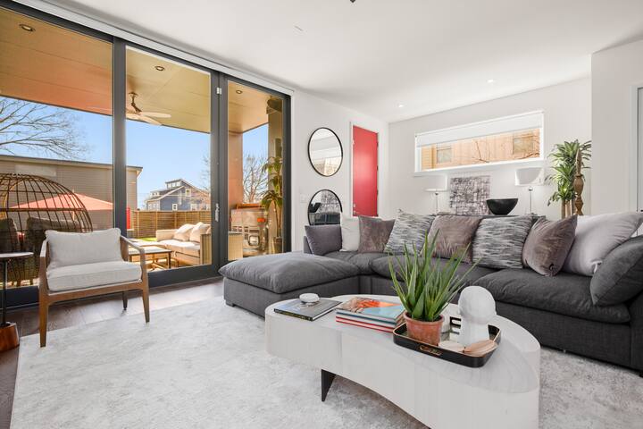 Modern Urban Oasis w/ Pool, Jacuzzi & City Views gallery image 4