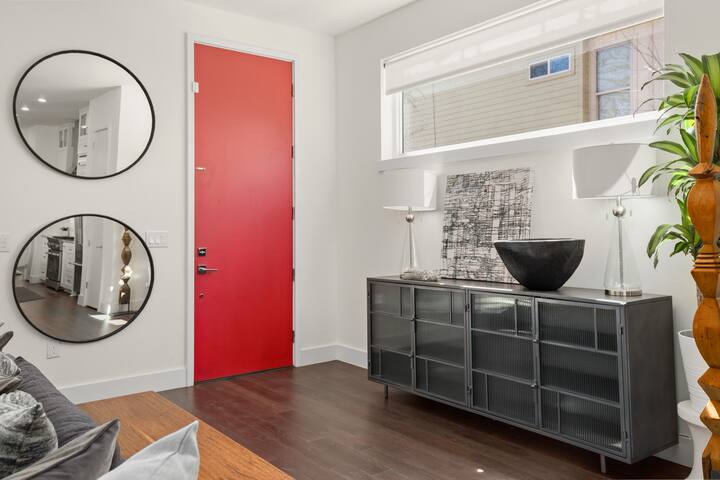 Modern Urban Oasis w/ Pool, Jacuzzi & City Views gallery image 2