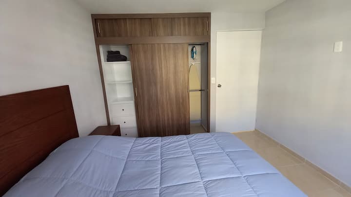 Chambre Principale dispose d'un Closet complet avec Cajonera et Zapatera, ainsi que fer à repasser et planche à repasser ! ! !