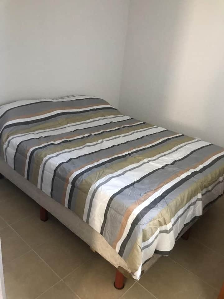Recámara con 1 cama queen 
