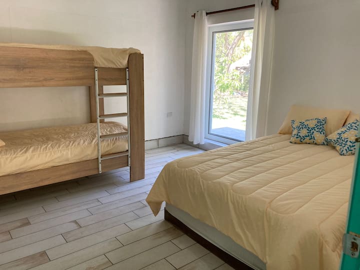 La chambre Armeniai dispose de son propre accès, de la climatisation et d'une vue sur la cour latérale. La chambre dispose d'un lit superposé et d'un lit complet.