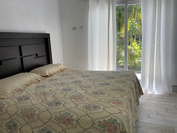 La chambre Fira (chambre principale) dispose d'une porte coulissante qui donne sur le jardin.  Vous pourrez vous réveiller le matin en regardant le magnifique jardin paisible.