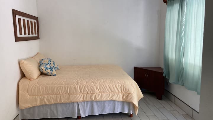 La chambre Emporia dispose de la climatisation, d'une vue sur le jardin avant et d'un accès au porche extérieur.