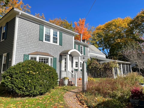 Large 4BR Colonial Close to Downtown