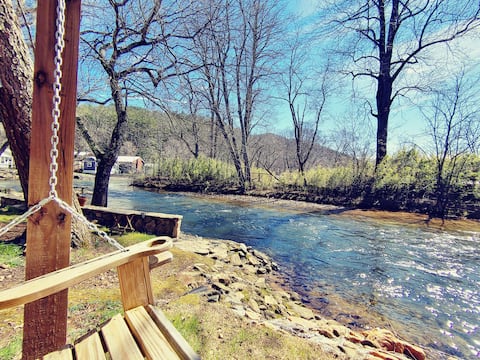 Amazing Riverfront Bungalow with mountain views!