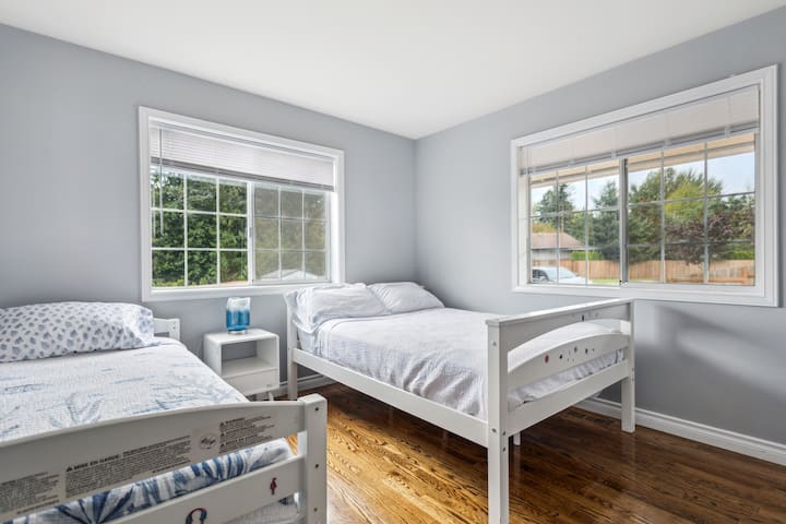 dormitorio #5 con una cama doble y completa.
ubicado en el nivel medio