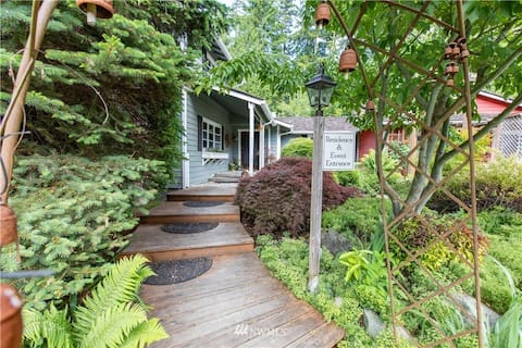 Expansive Langley Retreat @ Crawford House