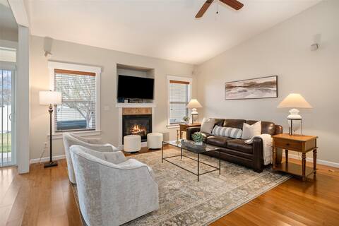 Dream Rental /Stocked Kitchen/ Gas Fireplace /BBQ