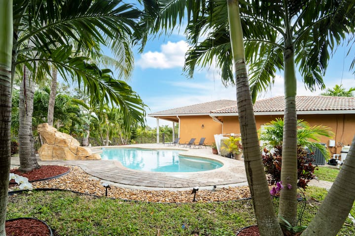 Colossal 4 Bedroom Manor w/ Pool