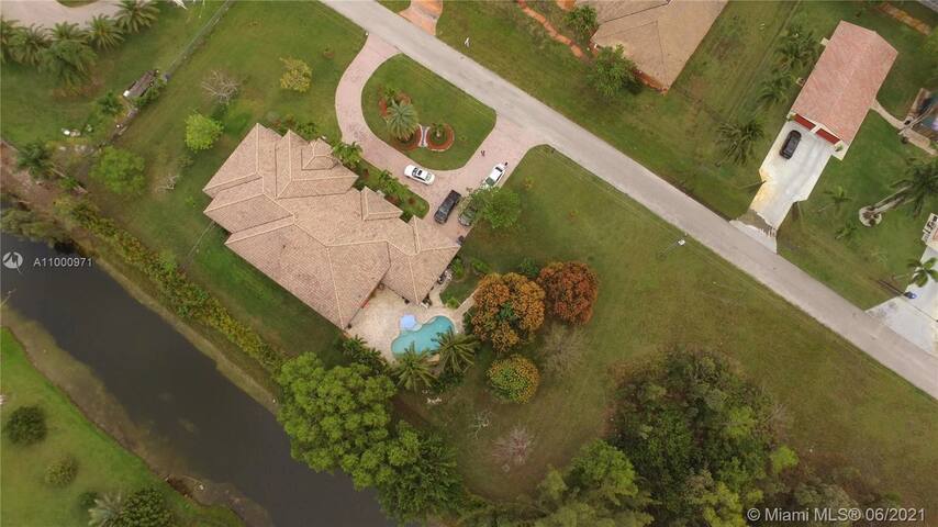 Colossal 4 Bedroom Villa w/ Pool gallery image 3