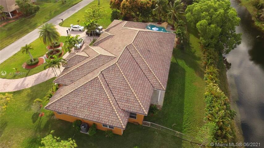 Colossal 4 Bedroom Villa w/ Pool gallery image 4