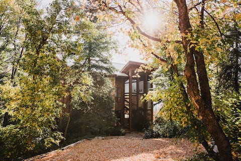 Spacious Sundance cabin - HOT TUB - sleeps 14