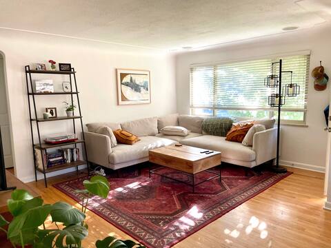 Sunny 3 bedroom home with large backyard.