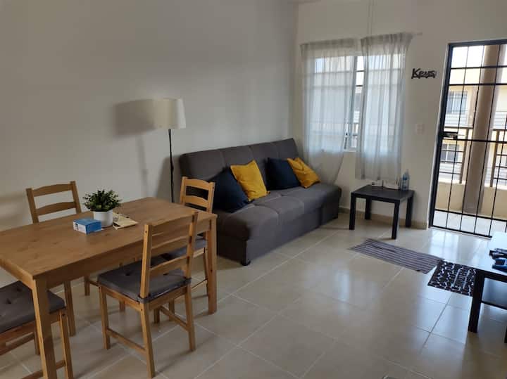 Sebule na chumba cha kulia chakula.