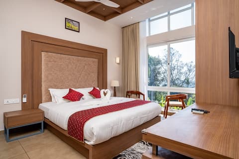 Luxury Deluxe Bedroom With Bathtub and Balcony