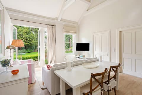 Garden Apartment close to Heathrow & Windsor