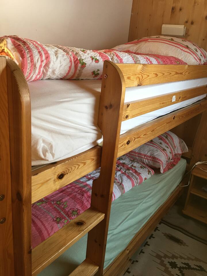 Spálňa s poschodovou posteľou na prízemí