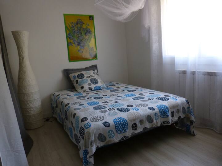 Chambre côté ouest avec un lit 140 avec moustiquaire. Un grand dressing pour vos vêtements et un coin bureau. 