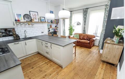 Lovely Westbourne apartment - 15 min walk to beach