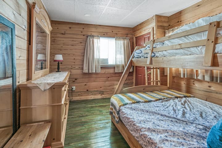 Deuxième chambre avec lits doubles et lits superposés simples