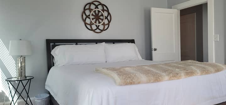 Rajeunissez dans le charme moderne de notre chambre Airbnb n °2 design avec goût.