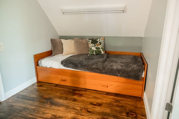 Sehemu ya pili ya kuishi na kitanda pacha cha sofa na trundle. Inalala moja