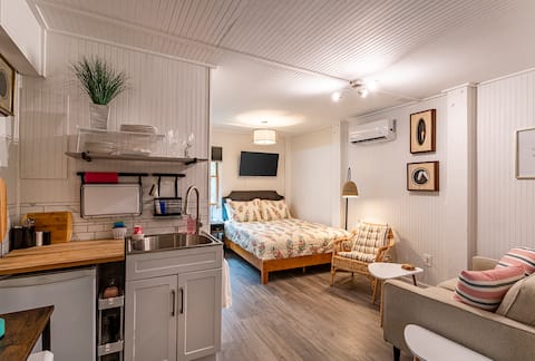 Successful Airbnb property: Couples Getaway-Central Location-Hey, Get A Room! in Kitty Hawk