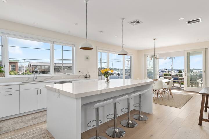 Luxurious Newport Home gallery image 5