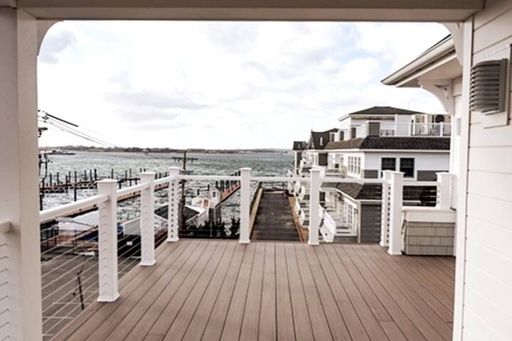 Luxurious Newport Home gallery image 4