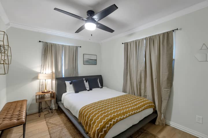 Пост модерна стая - удобно двойно легло и 55 - инчов телевизор с екран в класическата ни спалня с достатъчно място в килера