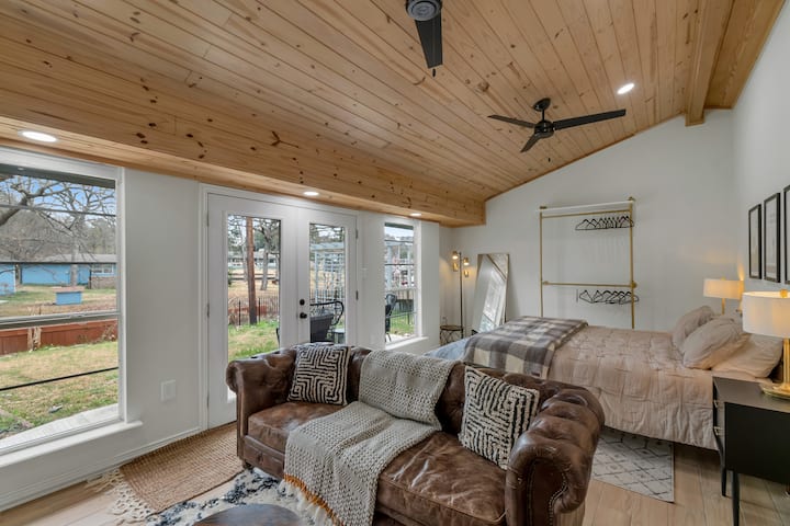 Главен апартамент - истинската кратка почивка! След като се спуснете по коридора, няма да искате да си тръгнете! Голямо двойно легло, красив и удобен разтегателен диван и 65 - инчов телевизор. Най - добрата част е спа центърът като баня 