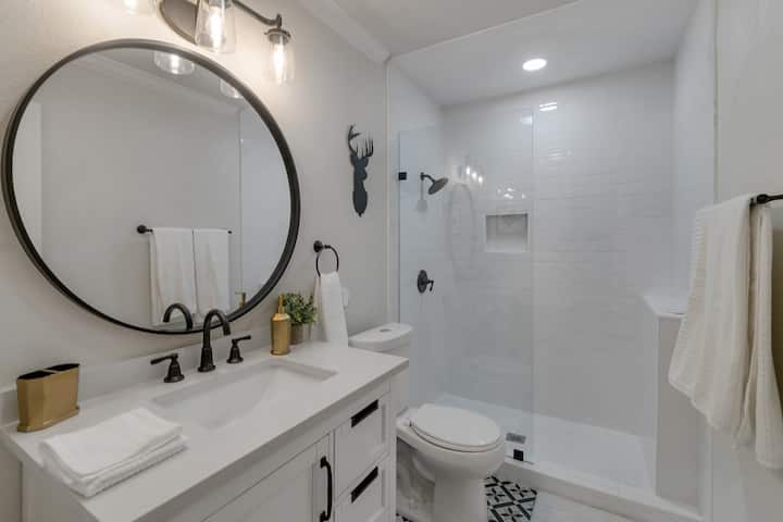 Нашата красива разходка под душа допълва потока на стаята 