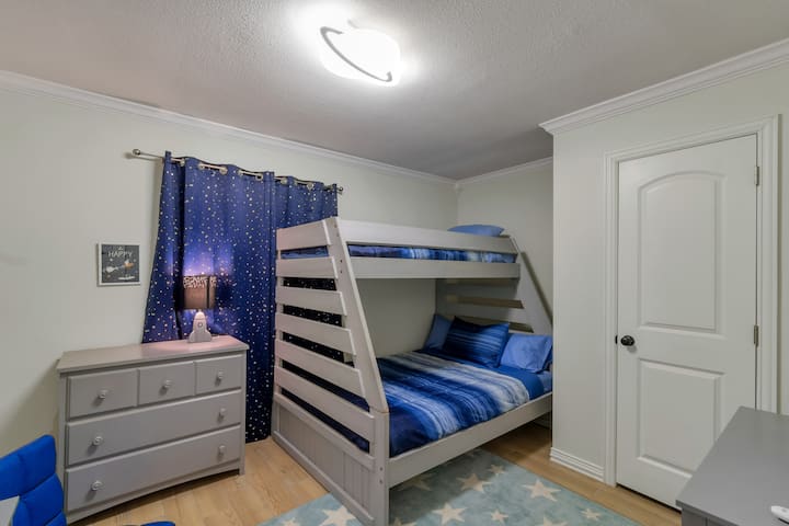 Детска стая - 1 двуетажно легло в цял размер и 1 единично легло. Децата имат собствен телевизор и много настолни игри и игрални столове, за да се забавляват