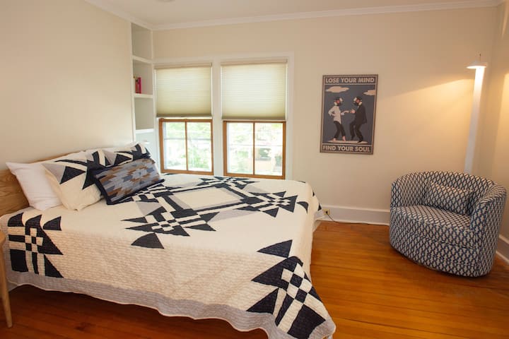 Დედოფლის ოთახი დასავლეთისკენაა მიმართული