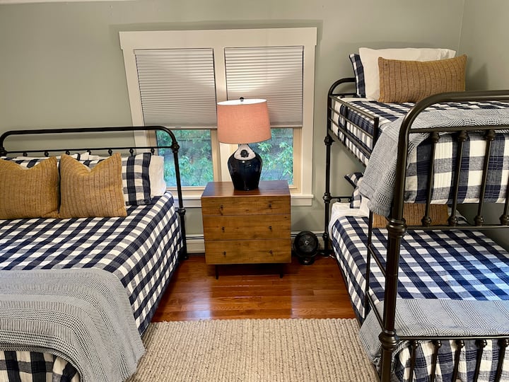 ห้องนอน 2: เตียงใหญ่และเตียงสองชั้น