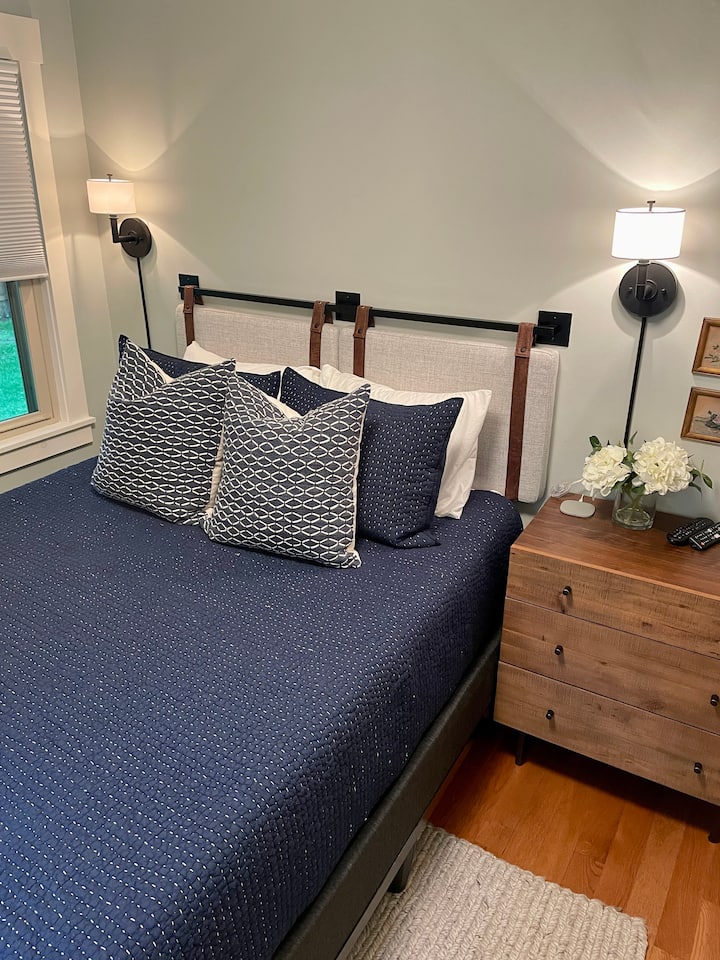 ห้องนอนควีนไซส์พร้อม CATV