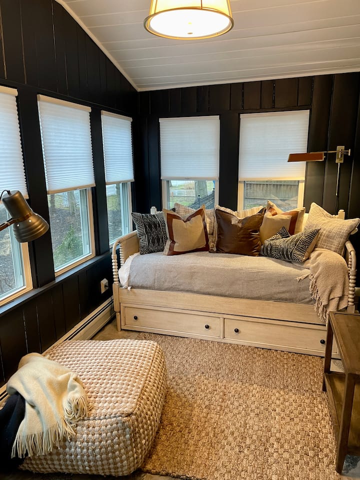 ห้องนอน/ห้องนอน: เตียงเดี่ยวแบบเดย์เบดพร้อมเตียงเดี่ยว (ต่ำกว่า) สามารถวาดรูปเพื่อความเป็นส่วนตัวเพิ่มเติมระหว่างห้องนี้และห้องนั่งเล่นที่อยู่ติดกันได้