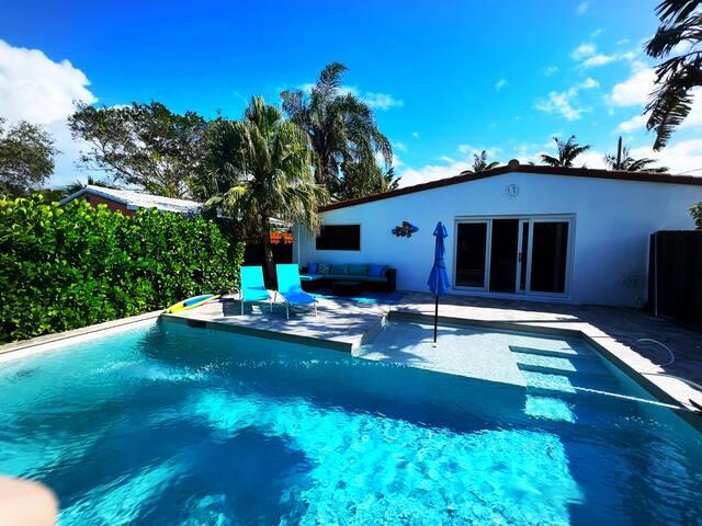 Stylish & Bright ~ 5★ Location, Pool, Hot Tub, Pkg gallery image 2