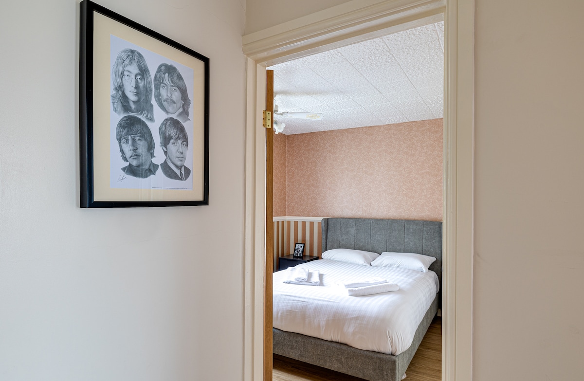 The second bedroom with comfy bed and pillows. Towels and linens are all provided!
