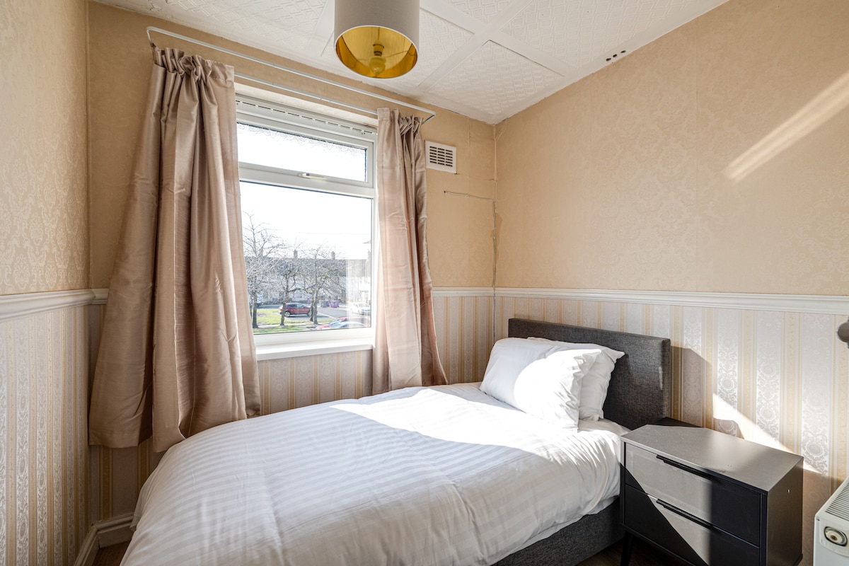 Bedroom with views of the neighbourhood. Linens and towels are provided.
