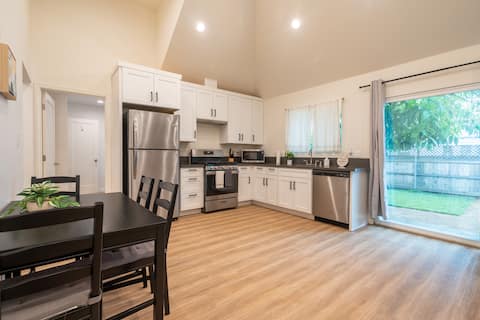 Cheerful Home.Next to ULV ina Safe Neighborhood.