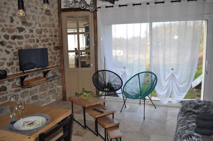 Всекидневна  и прозорец на залива, достъп до тераса и озеленяване.