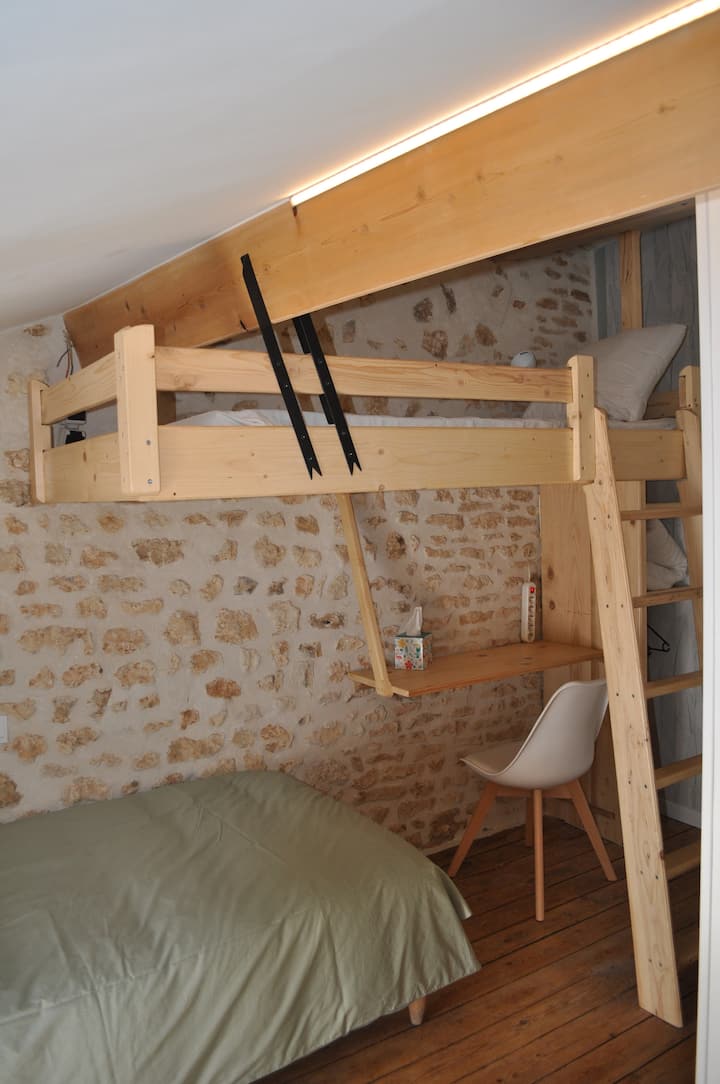 Висящо легло, бюро, гардероб. Нагревателят е свързан.