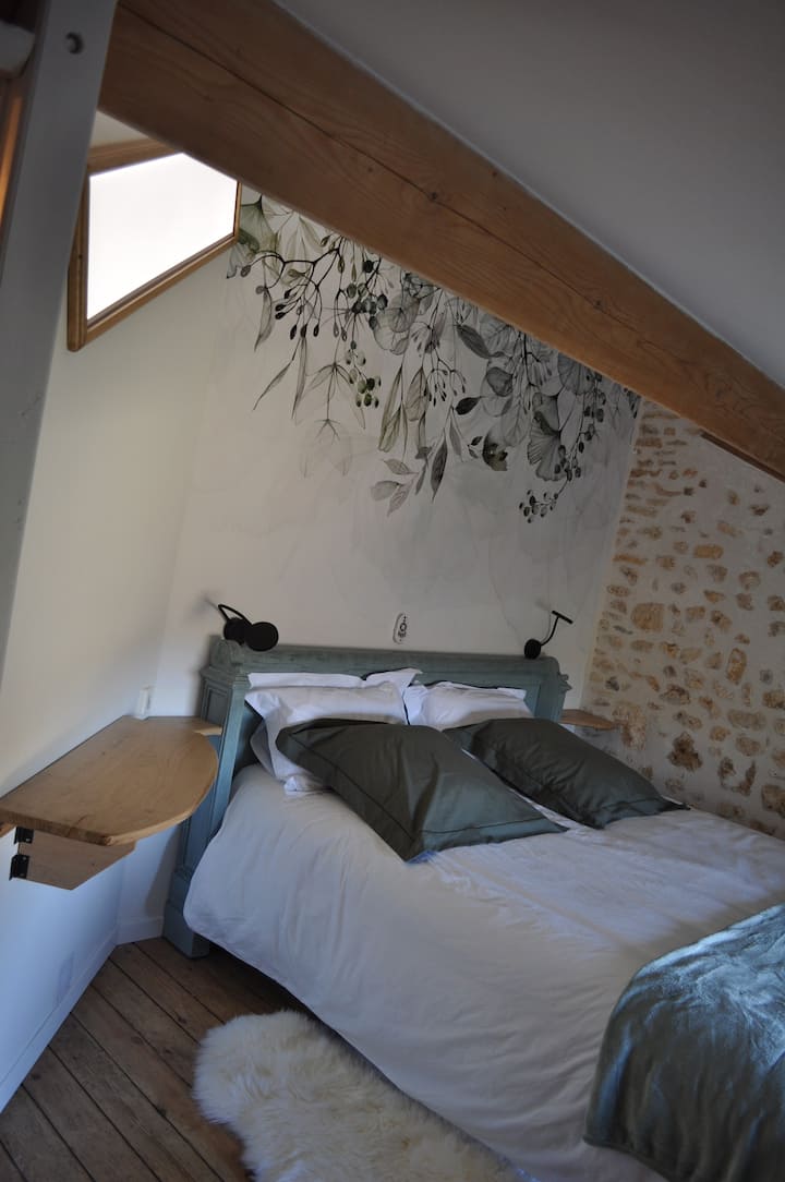 Chambre grand lit 160 x 200cm. Повдигнете масата за четене или работа с компютър...
Свързан радиатор.