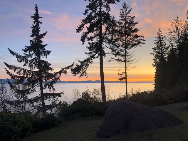 Modern Oceanfront/2 king/2 bath/ocean stairs gallery image 5