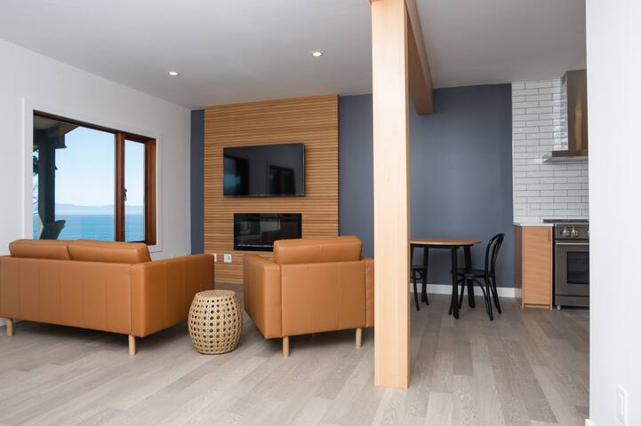 Modern Oceanfront/2 king/2 bath/ocean stairs gallery image 4