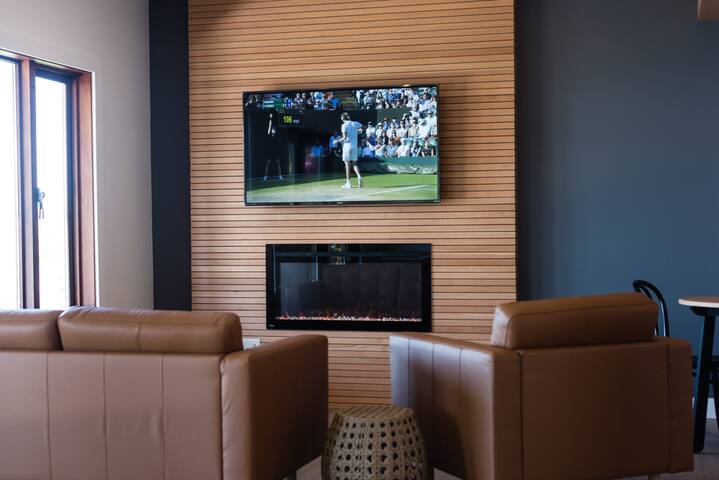 Modern Oceanfront/2 king/2 bath/ocean stairs gallery image 3