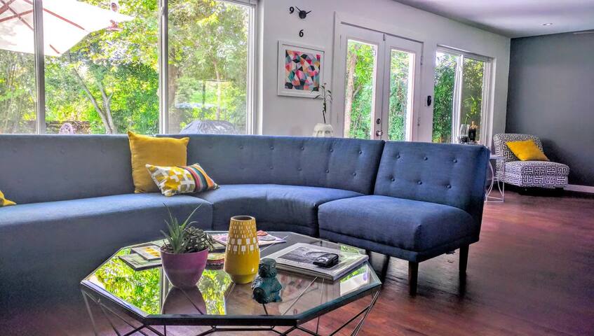 Modern Oasis w/ Heated Salt wtr Pool Fast Wi-Fi EV gallery image 3