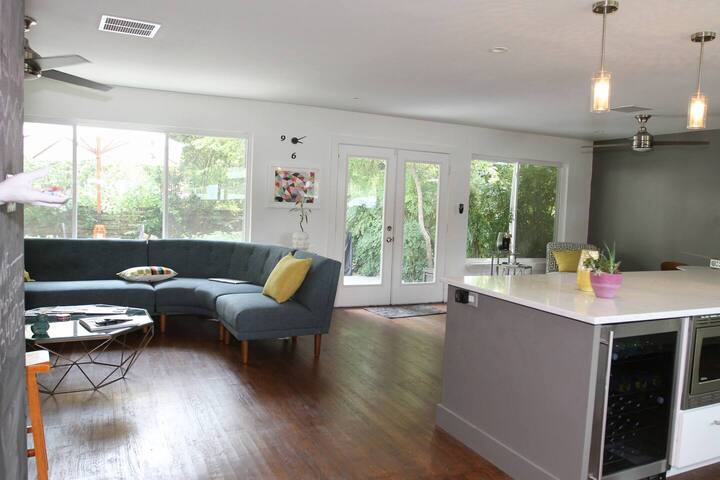 Modern Oasis w/ Heated Salt wtr Pool Fast Wi-Fi EV gallery image 4